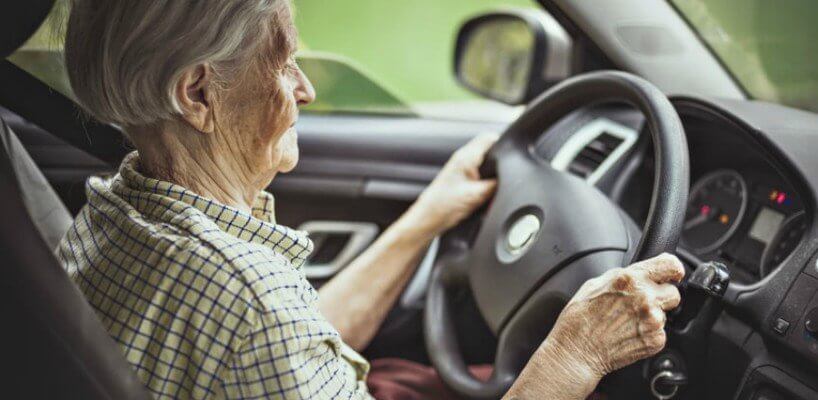Fahrtests & Seniorenzuschläge: Wie Oma & Opa bei der Kfz-Versicherung sparen können